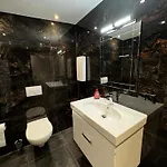 Apartman E *